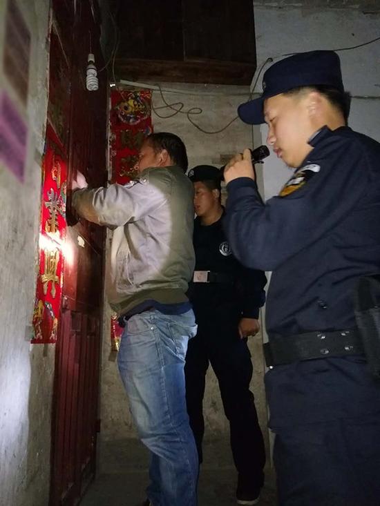 武汉粗心妈妈误将幼女锁家中 民警全城寻开锁师傅开门