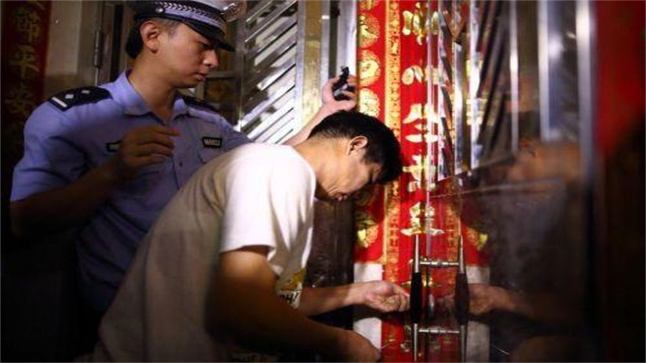 武汉请开锁师傅开了锁后，师傅为什么一般都不进门，就算主人请也不进去？